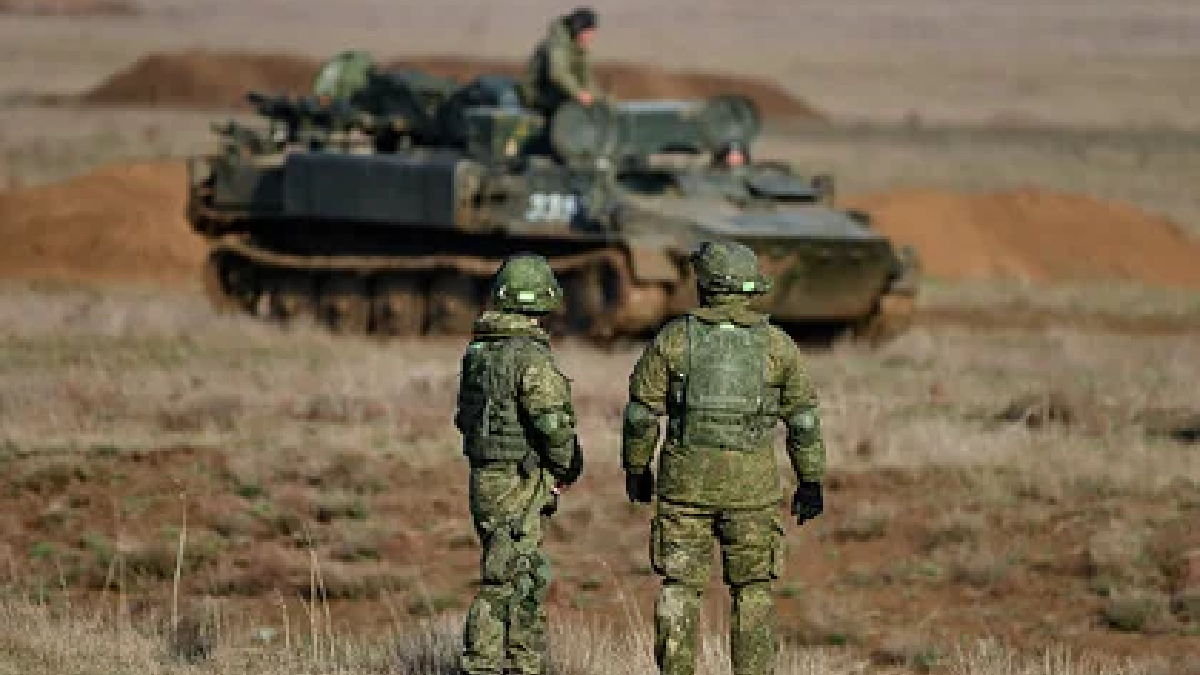 РФ почала перекидати війська до окупованого Криму — Bloomberg